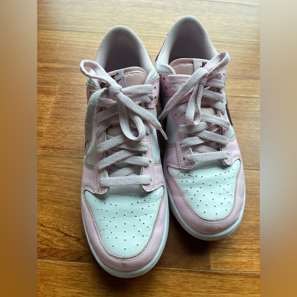 Lightly worn Nike dunks. Size 7 kids which is a size 9 women. Have slight crease